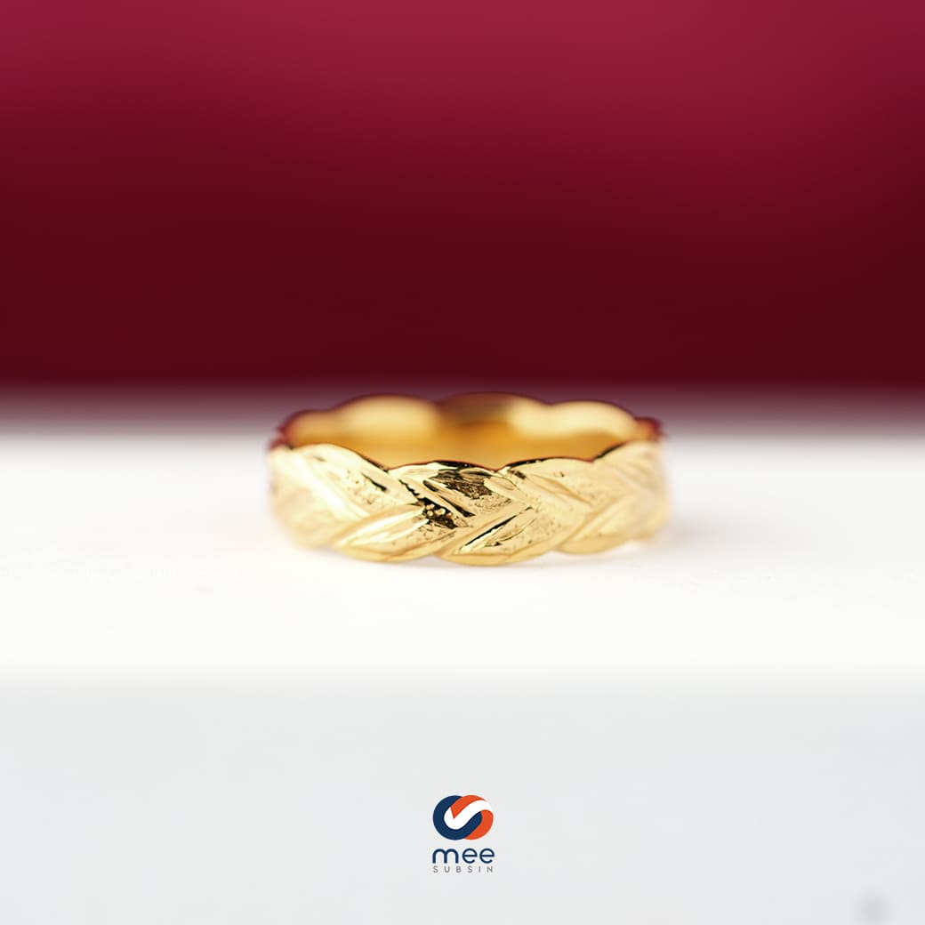 แหวนทองแกะลายใบมะกอกรอบนิ้ว เสริมดวงผู้ใส่ในหลายๆด้าน