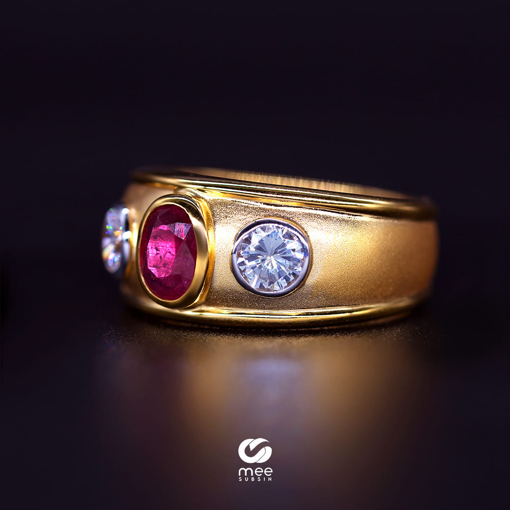 แหวนทับทิมอัฟริกา ประดับพลอยขาว ตัวเรือนทองคำ 18k