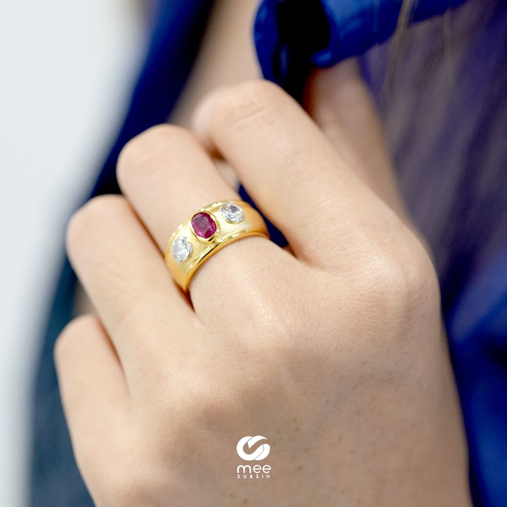 แหวนทับทิมอัฟริกา ประดับพลอยขาว ตัวเรือนทองคำ 18k