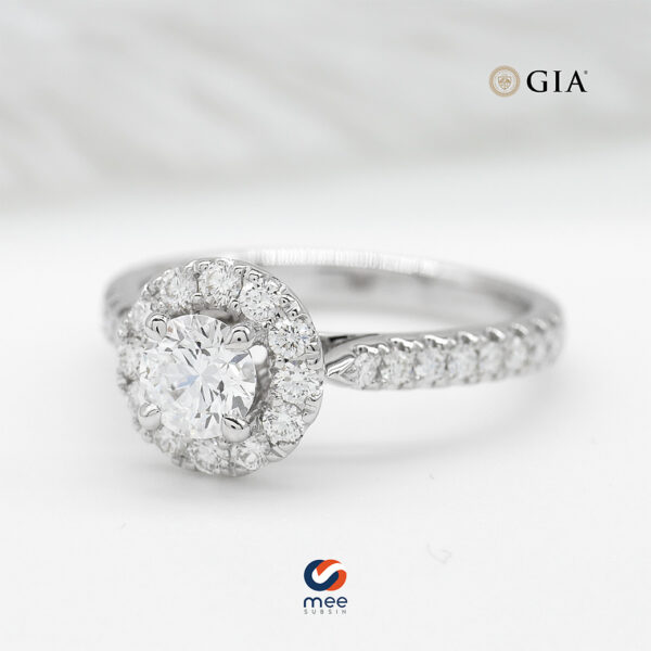 "แหวนเพชรล้อมทรงบ่าข้าง เพชรรวม 0.78 กะรัต ใบเซอร์ GIA : 6292648918 ตัวเรือนทองคำขาว 18K น้ำหนัก 2.7 กรัม ขนาด 48#"