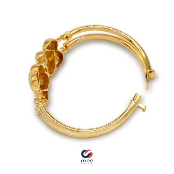 กำไลข้อมือ เพชรรวม 0.94 กะรัต ตัวเรือนทองคำ 14K ขนาด 6.3 ซม. น้ำหนัก 39.3 กรัม