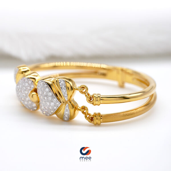 กำไลข้อมือ เพชรรวม 0.94 กะรัต ตัวเรือนทองคำ 14K ขนาด 6.3 ซม. น้ำหนัก 39.3 กรัม